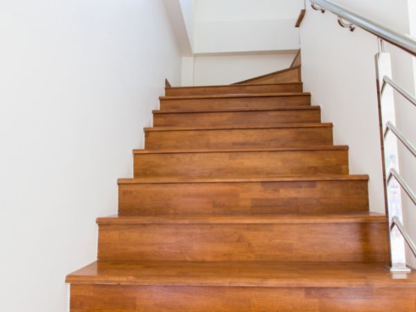 Wybór najlepszego drewna na schody wewnętrzne