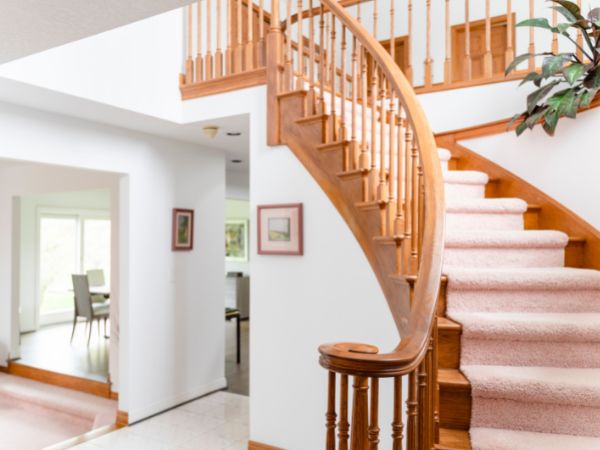 Najlepsze materiały budowlane do wykorzystania na wewnętrzne schody w Twoim domu