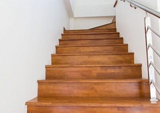 Wybór najlepszego drewna na schody wewnętrzne