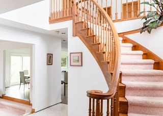 Najlepsze materiały budowlane do wykorzystania na wewnętrzne schody w Twoim domu
